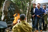 DVD「モヤモヤさまぁ～ず2 大江アナ卒業記念スペシャル 鎌倉＆ニューヨーク ディレクターズ・カット版」より。(c)2013 テレビ東京