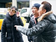 DVD「モヤモヤさまぁ～ず2 大江アナ卒業記念スペシャル 鎌倉＆ニューヨーク ディレクターズ・カット版」より。(c)2013 テレビ東京