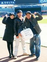 DVD「モヤモヤさまぁ～ず2 大江アナ卒業記念スペシャル 鎌倉＆ニューヨーク ディレクターズ・カット版」より。(c)2013 テレビ東京