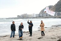 DVD「モヤモヤさまぁ～ず2 大江アナ卒業記念スペシャル 鎌倉＆ニューヨーク ディレクターズ・カット版」より。(c)2013 テレビ東京