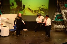 拳銃で撃たれて吹っ飛ぶかたつむり林。