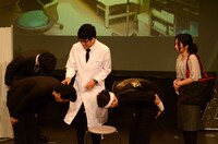 恨み合っている殺し屋と∞組若頭だが、お互いに顔を知らないため丁寧に挨拶。