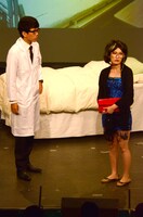 望月医師（左）とスパイク松浦。松浦は新喜劇節を効かせて笑いを誘った。