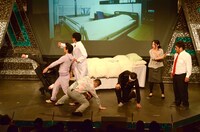 お決まりのズッコケも。