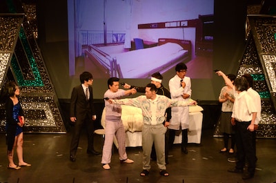 それぞれの標的を拳銃で狙う一同。濱口は2丁拳銃。