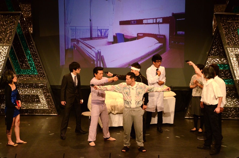 それぞれの標的を拳銃で狙う一同。濱口は2丁拳銃。