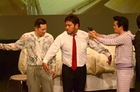 濱口をかばいながらもGLAYのTERU風になる鬼越トマホーク・金野（中央）。