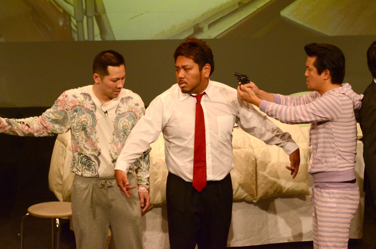 濱口をかばいながらもGLAYのTERU風になる鬼越トマホーク・金野（中央）。