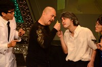 短いドスを握る鬼越トマホーク・坂井（中央）。