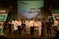 整列して標的に拳銃を向ける一同。