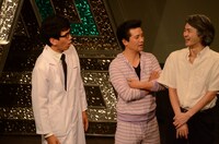 終演後のトークの模様。えんにちとかたつむり林（右）。