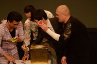 アイパー（左）は最後にお客さんに抽選で手編みのコースターをプレゼントした。