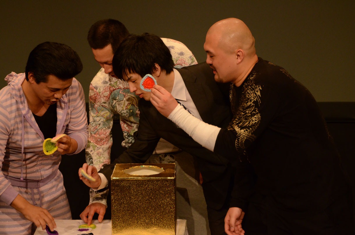 アイパー（左）は最後にお客さんに抽選で手編みのコースターをプレゼントした。