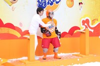 井上は「雪合戦」の標的に。