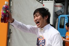 ファンタグレープを持つNON STYLE石田