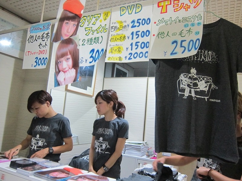 かもめんたる第14回単独ライブ「メマトイとユスリカ」グッズ売り場。