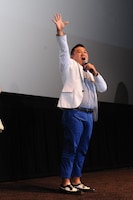 アンタッチャブル山崎。「スマーフ2 アイドル救出大作戦！」の公開と全世界同日プレミア開催を記念した「グローバル・プレミアinジャパン」でのじゃんけん大会の様子。