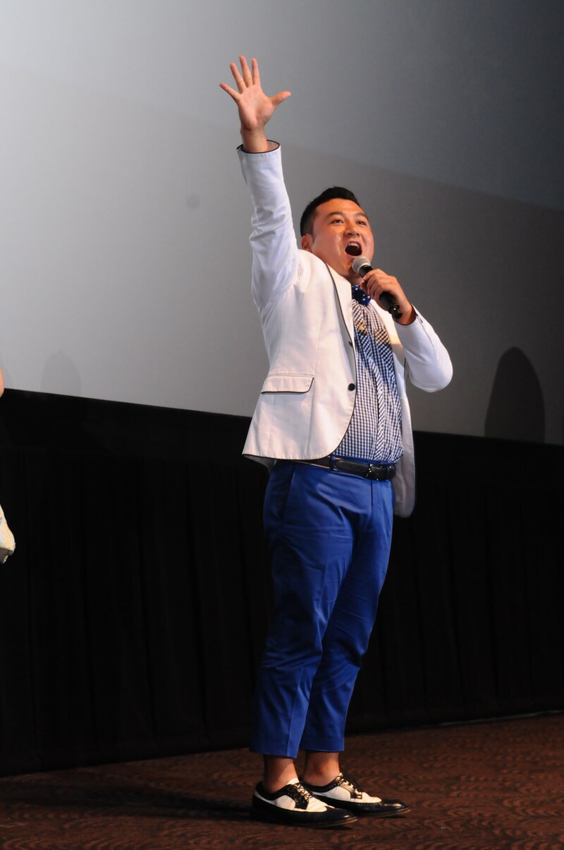 アンタッチャブル山崎。「スマーフ2 アイドル救出大作戦!」の公開と全世界同日プレミア開催を記念した「グローバル・プレミアinジャパン」でのじゃんけん大会の様子。