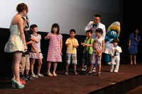 「スマーフ2 アイドル救出大作戦！」の公開と全世界同日プレミア開催を記念した「グローバル・プレミアinジャパン」でのじゃんけん大会の模様。