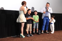 「スマーフ2 アイドル救出大作戦！」の公開と全世界同日プレミア開催を記念した「グローバル・プレミアinジャパン」でのじゃんけん大会の模様。