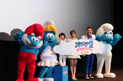 「スマーフ2 アイドル救出大作戦！」の公開と全世界同日プレミア開催を記念した「グローバル・プレミアinジャパン」の模様。（左から）五十嵐陽向、高橋みなみ（AKB48）、ザキヤマ。