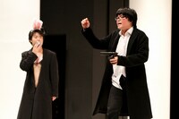 銀行にて(c)フォトプロ