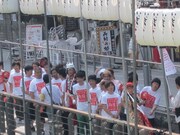 川岸の若手芸人たち。