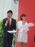 オープニングセレモニーのMCを務めたやのぱんと、森脇陸上部のこしきさやか。