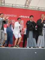 カウントダウンイベントで間をつなぐ代走みつくに。ネタの後にはTKOが「悪い奴じゃないんです。縁起もんですから」と全力でフォロー。