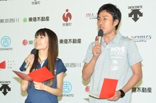 MCのロバート山本（右）と、久嬢由起子（左）。