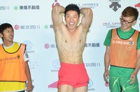 筋肉を見せつけるなかやまきんに君（中央）。