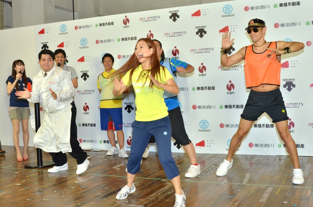 柳下容子コーチ（中央）指導のもと、音楽に合わせてトレーニングを行う芸人達。