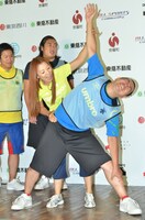 柳下容子コーチの指導を受けるレイザーラモンRG。