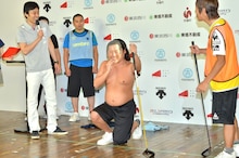 ゴルフのドライバーを手に、ジャンボ尾崎の「体モノマネ」を披露する、ロバート秋山（中央）。