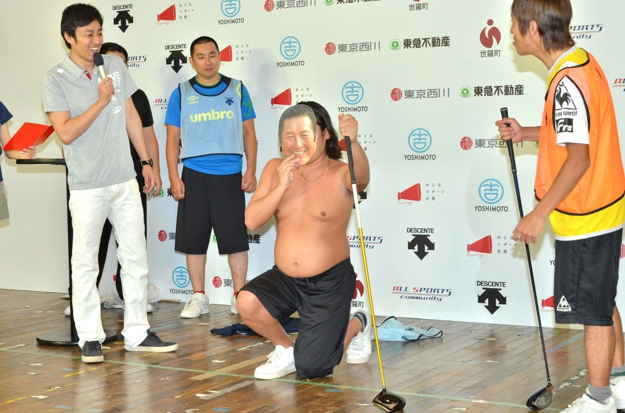 ゴルフのドライバーを手に、ジャンボ尾崎の「体モノマネ」を披露する、ロバート秋山（中央）。