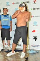 立て続けに丸山茂樹の「体モノマネ」を披露する、ロバート秋山（中央）。