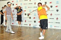 スイングのチェックをしてもらうキングコング梶原（右）と、南出仁寛プロ（手前左）。