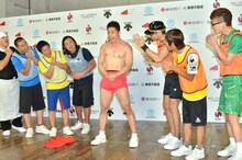 「おとなスポーツ合宿」で青春が感じられるかどうか「筋肉ルーレット」で決めようとする、なかやまきんに君（中央）。左胸にルーレットのランプが止まったことにより、青春が感じられる、という判定が出た。