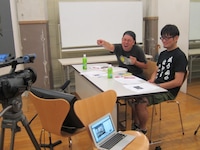 ニコニコ生放送「レイザーラモンRG あるあるバックダンサー 公開オーディション」で視聴者と熱くコラボするレイザーラモンRG。