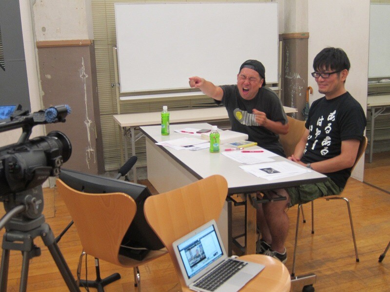 ニコニコ生放送「レイザーラモンRG あるあるバックダンサー 公開オーディション」で視聴者と熱くコラボするレイザーラモンRG。