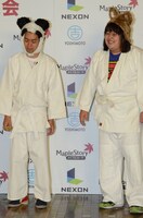 武闘家ムーディことムーディ勝山（左）と、ムサガリガリベアことガリガリガリクソン。