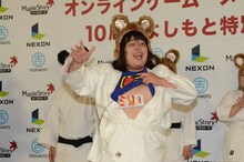 汗でお腹にお菓子が張り付く芸を披露したガリガリガリクソン。