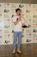 司会を務めたあべこうじ。