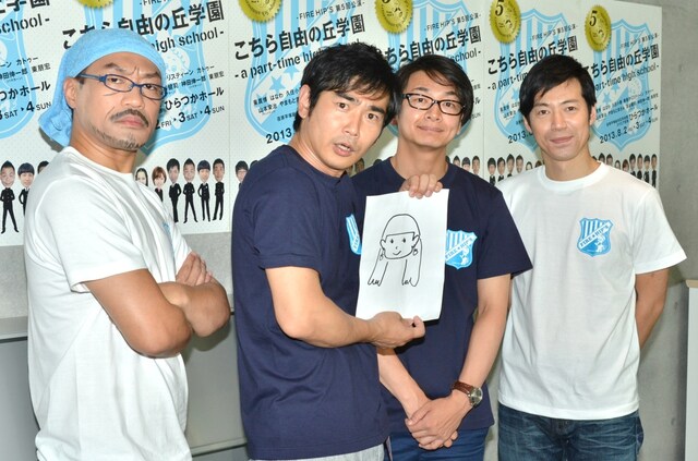 浜谷の入籍報告のため、舞台の稽古前に顔を揃えた（左から）はなわ、ハマカーン、東貴博。はなわは「ビッグダディ」のモノマネで話を混ぜっ返していた。