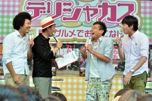 （左から）トータルテンボスと、博多華丸・大吉。