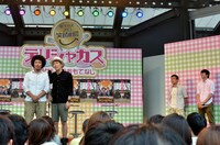 漫才の序盤のみを披露するトータルテンボス（左）と、見守る博多華丸・大吉（右）。