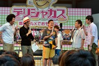 「『夜もヒッパレ』でのうじきつよしのマイクの持ち方」を披露する、山田ちゃーはん（中央）と、トータルテンボス（左）、博多華丸・大吉（右）。