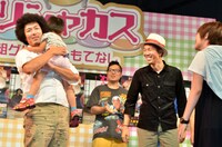 ハグ＆握手会の一場面。