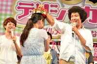 藤田（右）から「藤田賞」として、大喜利王者の証の冠がファン（中央）へプレゼントされた。