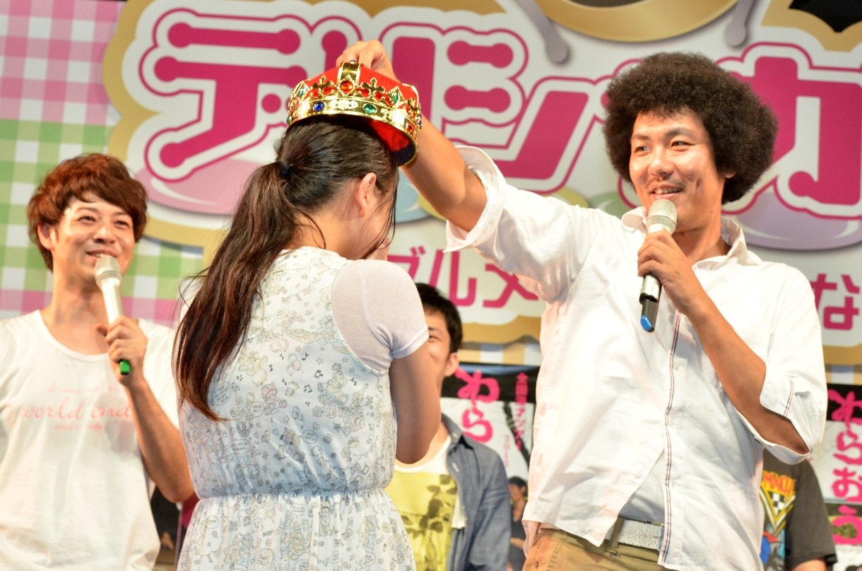 藤田（右）から「藤田賞」として、大喜利王者の証の冠がファン（中央）へプレゼントされた。